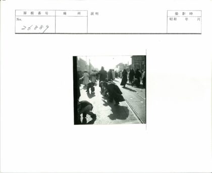 朦胧天空下拥挤砖路人群.jpg