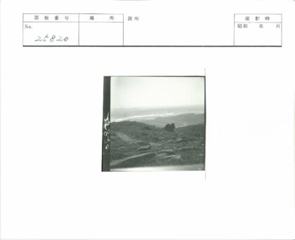朦胧天空下的丘陵与岩石景观.jpg