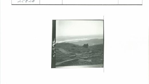 朦胧天空下的丘陵与岩石景观.jpg