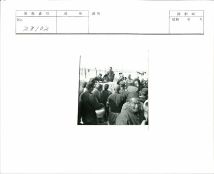 木偶剧场表演与围观人群.jpg