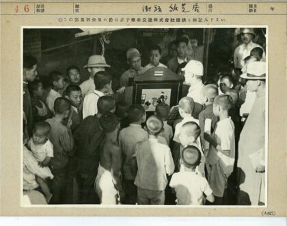 木偶剧院户外表演观众围观.jpg