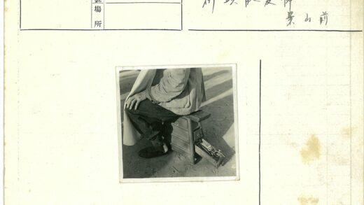 木凳上的人与泥土地.jpg