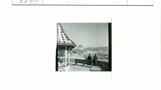 木凳旁俯瞰海岸线与传统建筑.jpg