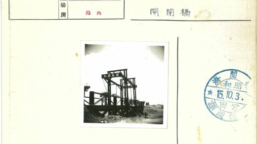 木制吊桥行人晴朗天空.jpg