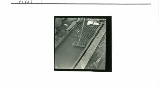 木制工具与液体槽工作场景.jpg