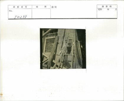 木制物品与格子窗建筑.jpg
