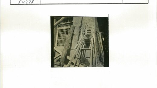 木制物品与格子窗建筑.jpg