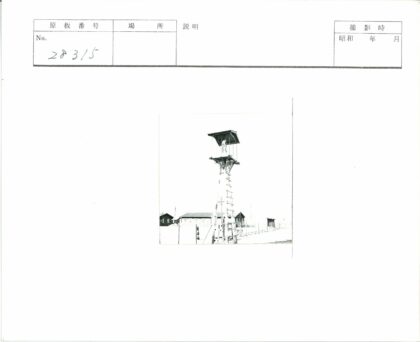 木制瞭望塔与建筑背景.jpg