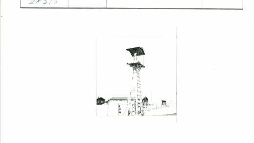木制瞭望塔与建筑背景.jpg