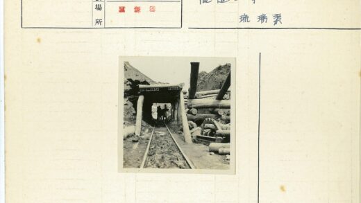 木制矿井入口隧道工人铁轨.jpg