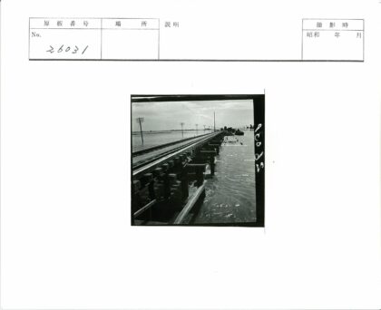 木制铁路桥横跨水面.jpg