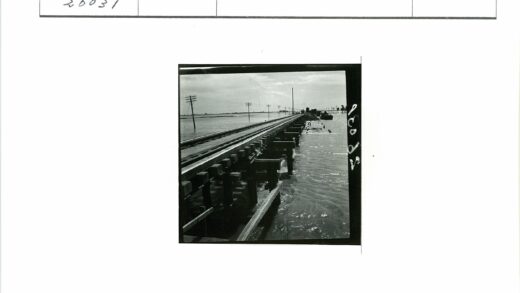 木制铁路桥横跨水面.jpg