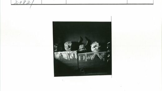 木制面具表情特写展示.jpg