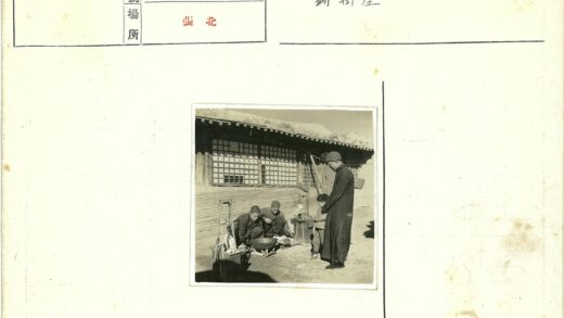 木墙建筑外人群聚集活动.jpg
