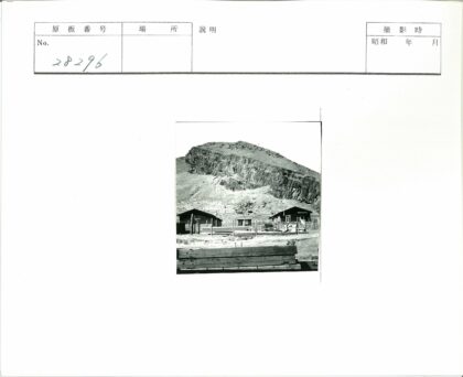 木屋围栏与岩石山风景.jpg