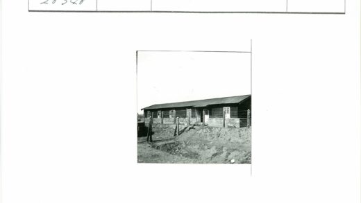木屋围栏铁丝网旧建筑.jpg