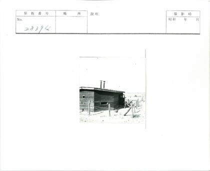 木屋围篱双窗晴空.jpg