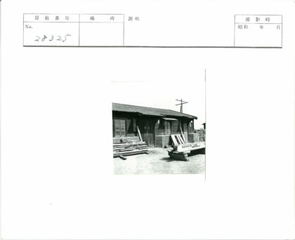 木屋瓦楞铁皮屋顶建筑工地.jpg