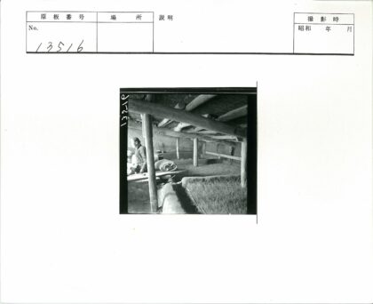 木屋长凳与生活杂物.jpg