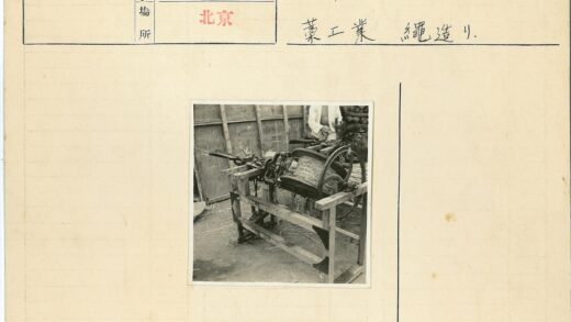 木平台机械装置与操作员工作照.jpg