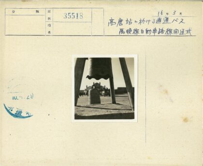 木支架大钟与人群聚集场景.jpg