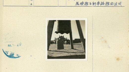 木支架大钟与人群聚集场景.jpg