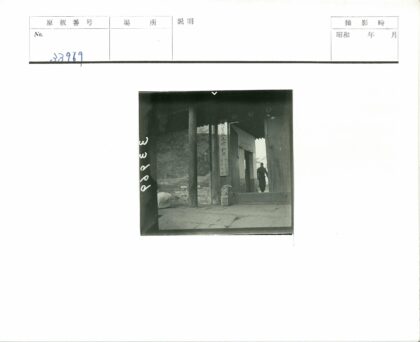 木柱招牌建筑与小石雕街景.jpg