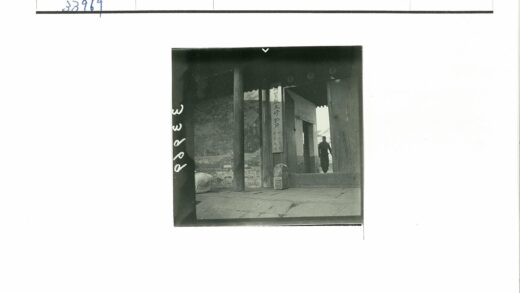 木柱招牌建筑与小石雕街景.jpg