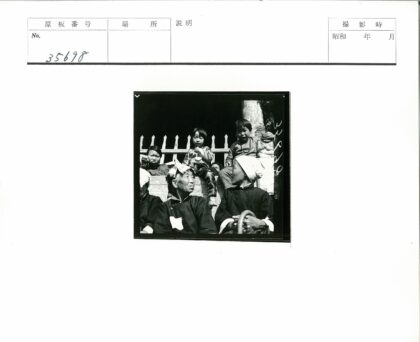 木栅栏前的人群合影.jpg