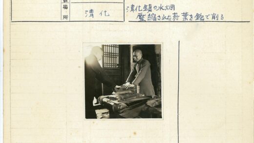 木格栅门前的印刷工作.jpg