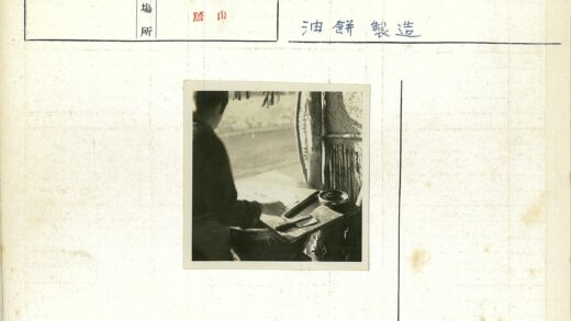 木桌前写作场景.jpg