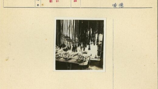 木桌悬挂绳索与户外孩童.jpg