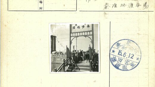 木桥上的人群与城市背景.jpg