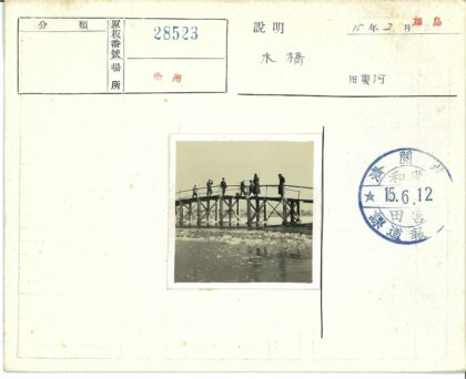 木桥上行人多云天空背景.jpg