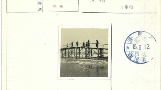 木桥上行人多云天空背景.jpg
