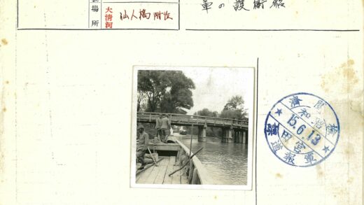 木桥下船只穿行静谧河景.jpg