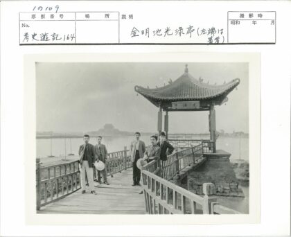 木桥凉亭远眺河岸建筑.jpg