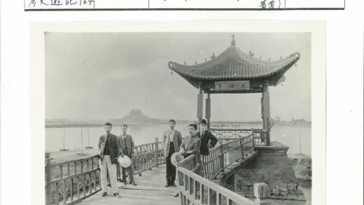木桥凉亭远眺河岸建筑.jpg