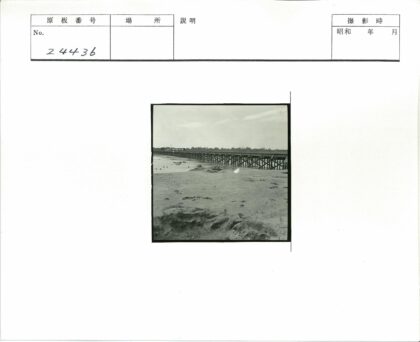 木桥横跨宽阔河流远景.jpg