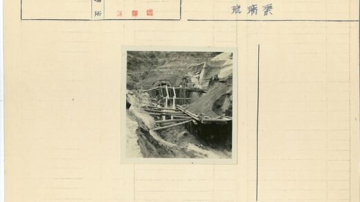 木梁脚手架山坡工地施工.jpg