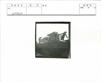 木结构上两人与空中飞机.jpg