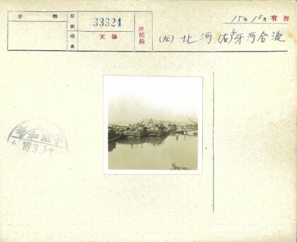 木船停靠河岸与城市远景.jpg