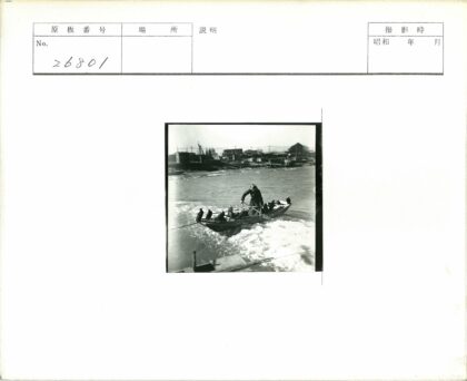 木船穿行河岸鸟群建筑.jpg