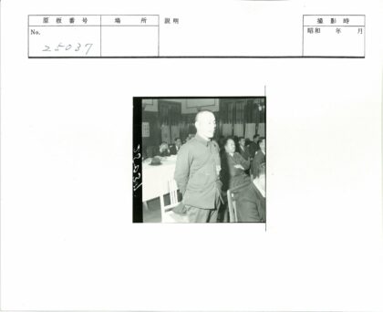 木质会议室讨论场景.jpg