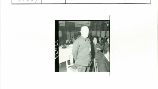 木质会议室讨论场景.jpg