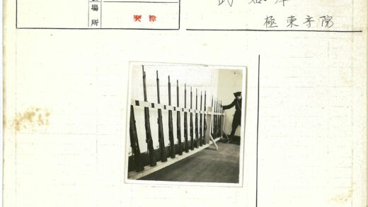 木质地板室内步枪架旁站立者.jpg