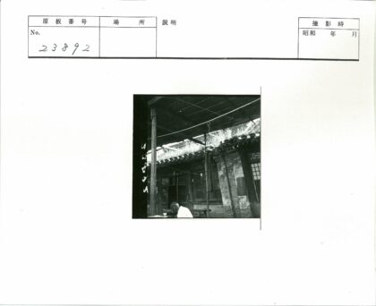 木质屋顶下男子与砖瓦建筑.jpg