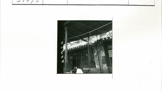 木质屋顶下男子与砖瓦建筑.jpg