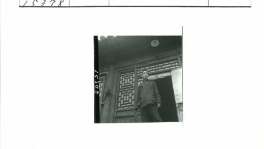 木质建筑外站立人物.jpg
