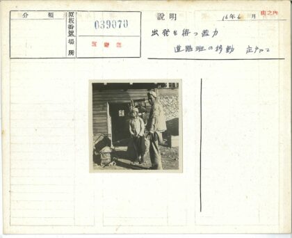 木质建筑门外两人与杂物.jpg